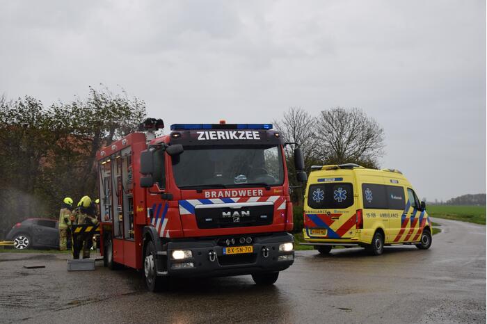 Twee voertuigen belanden in sloot na botsing