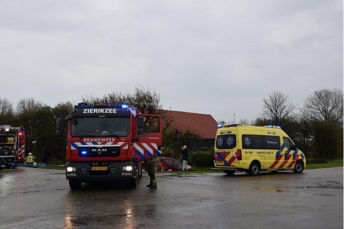 Twee voertuigen belanden in sloot na botsing