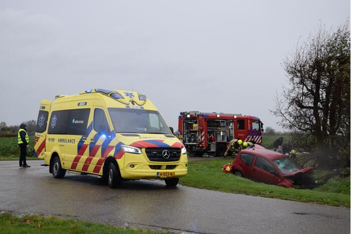 Twee voertuigen belanden in sloot na botsing
