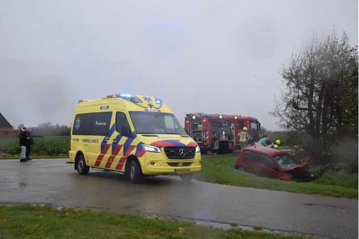 Twee voertuigen belanden in sloot na botsing