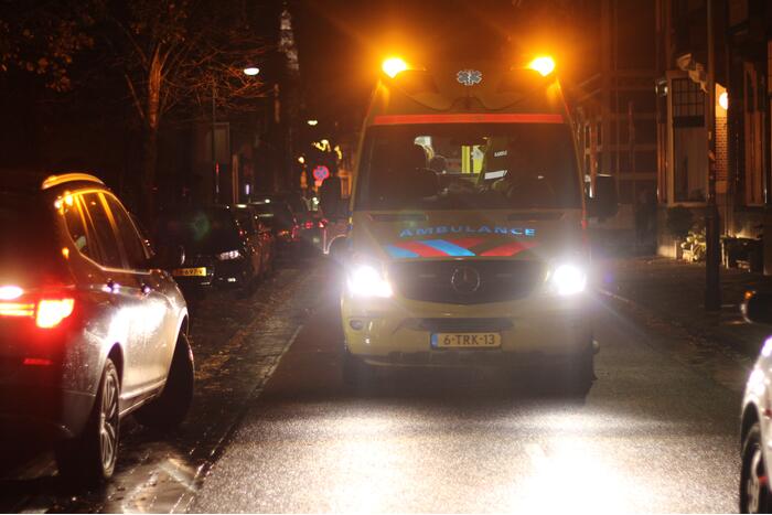 Scooterrijder klapt achterop auto