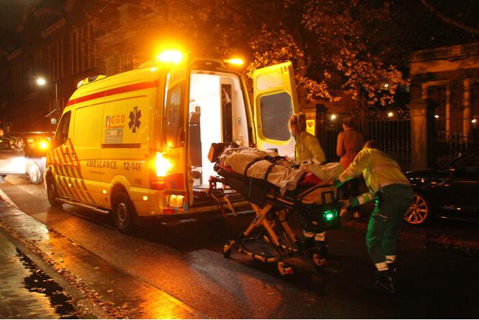 Scooterrijder klapt achterop auto