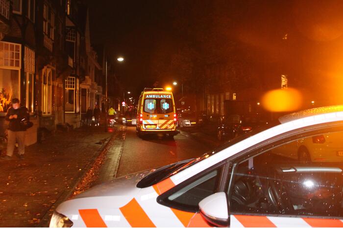 Scooterrijder klapt achterop auto