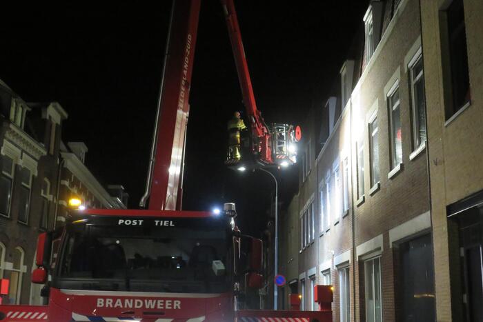 Zonnescherm waait kapot door harde wind