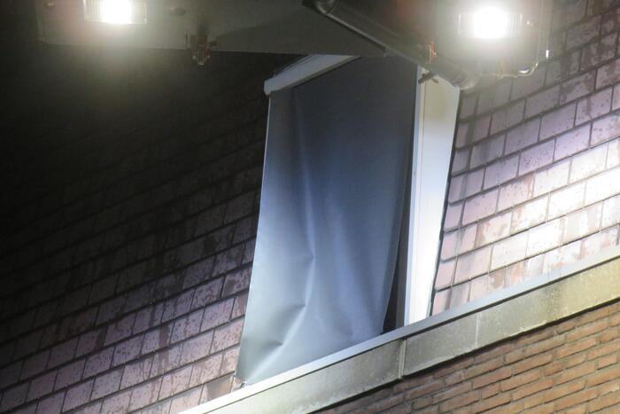 Zonnescherm waait kapot door harde wind