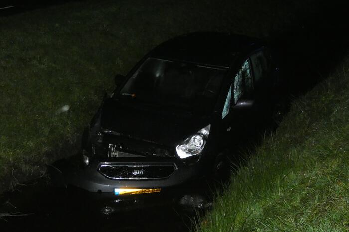 Auto belandt in sloot