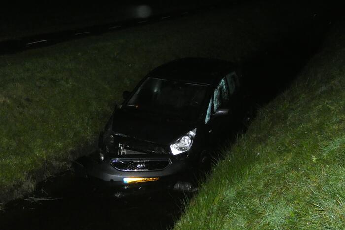 Auto belandt in sloot