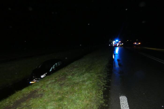 Auto belandt in sloot