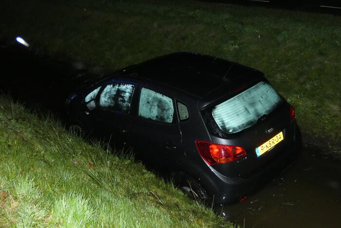 Auto belandt in sloot