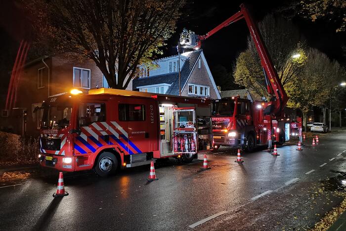 Brandweer veegt brandende schoorsteen