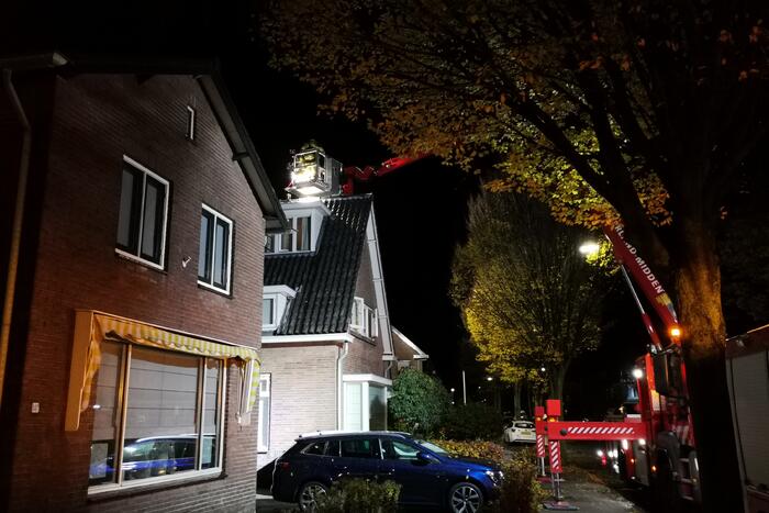 Brandweer veegt brandende schoorsteen