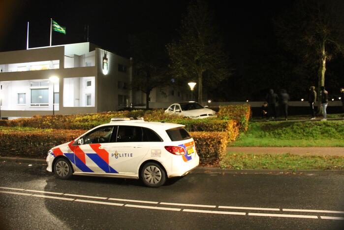 Automobilist verliest macht over het stuur en belandt in struiken