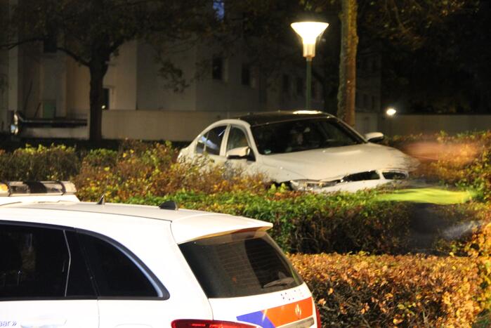 Automobilist verliest macht over het stuur en belandt in struiken