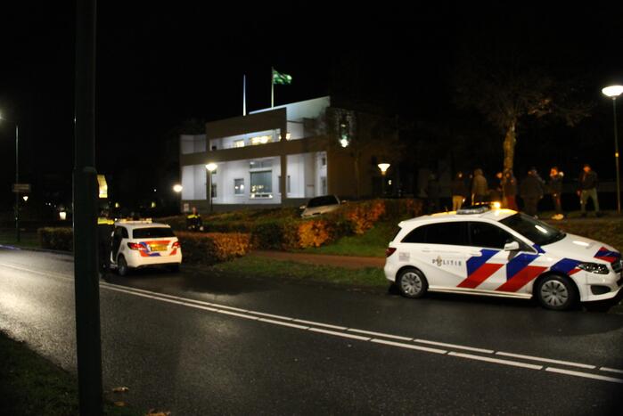 Automobilist verliest macht over het stuur en belandt in struiken