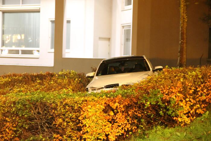 Automobilist verliest macht over het stuur en belandt in struiken