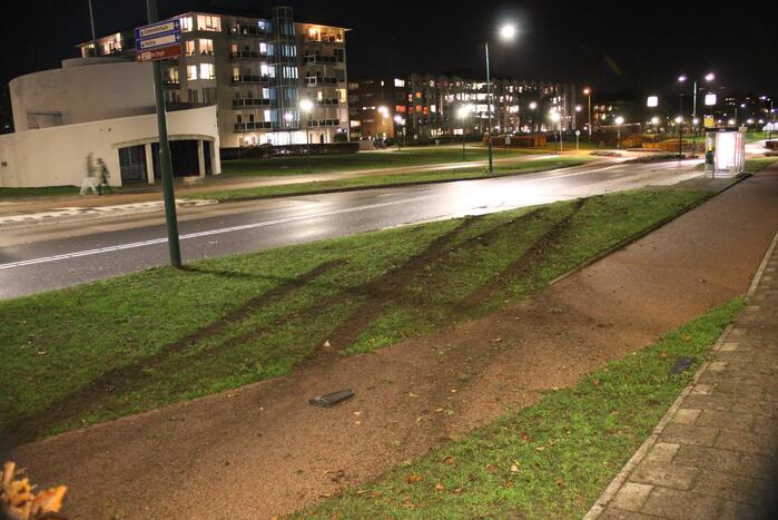 Automobilist verliest macht over het stuur en belandt in struiken