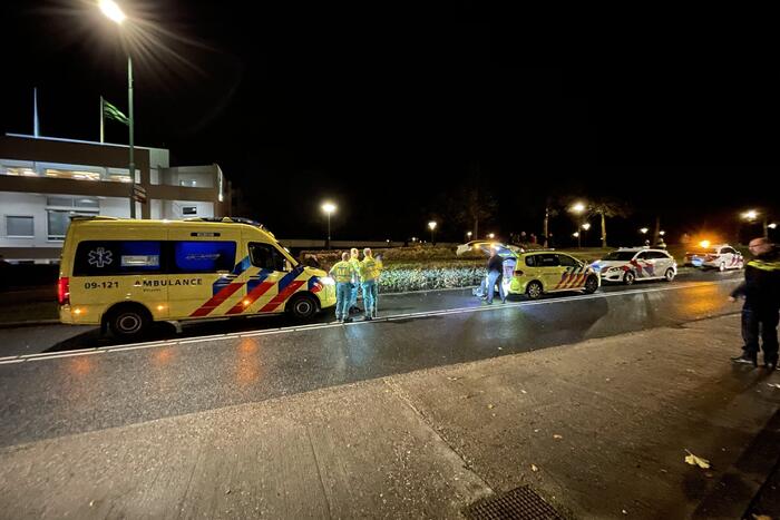 Automobilist verliest macht over het stuur en belandt in struiken