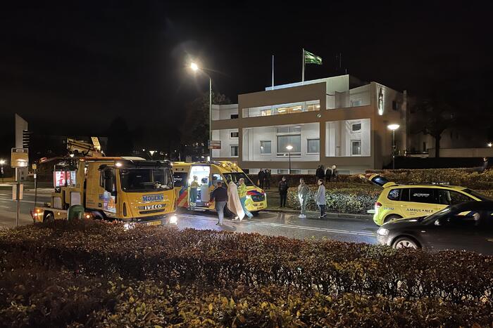 Automobilist verliest macht over het stuur en belandt in struiken