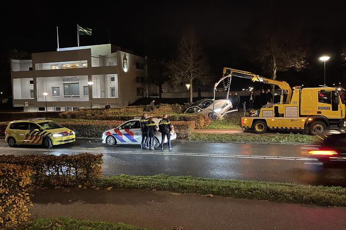Automobilist verliest macht over het stuur en belandt in struiken