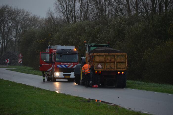 Tractor met lading zand vat vlam