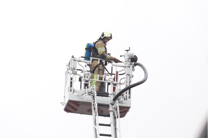 Grote zwarte rookwolken bij shoarmazaak
