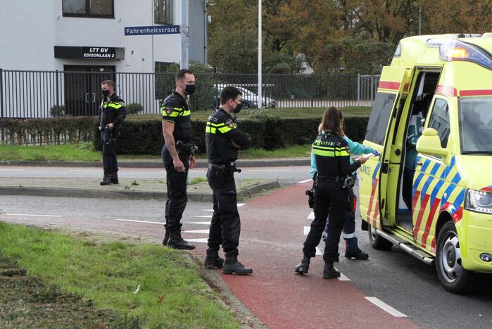 Fietser onderuit na botsing met auto