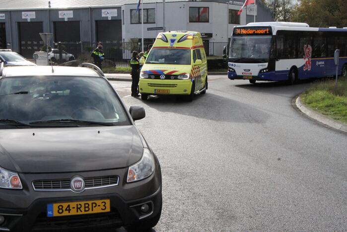 Fietser onderuit na botsing met auto