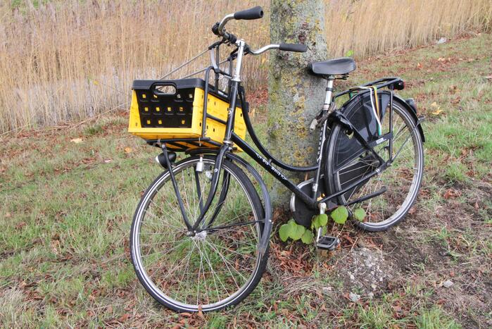 Fietser onderuit na botsing met auto