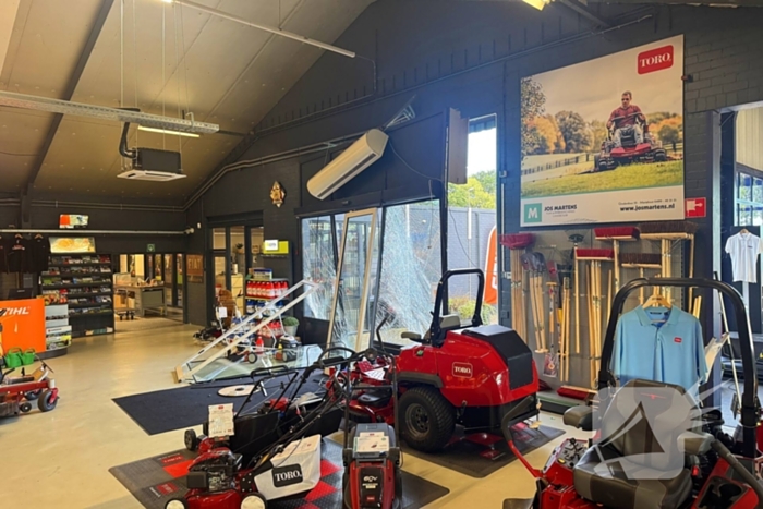 Ramkraak veroorzaakt schade aan winkel