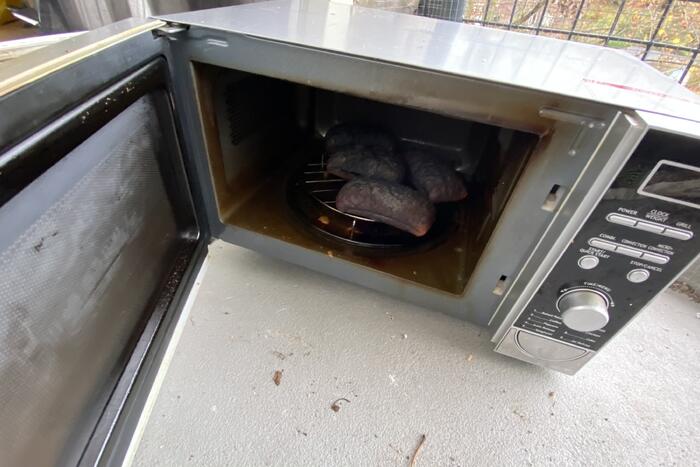 Aangebrande broodjes in combimagnetron zet keuken vol rook