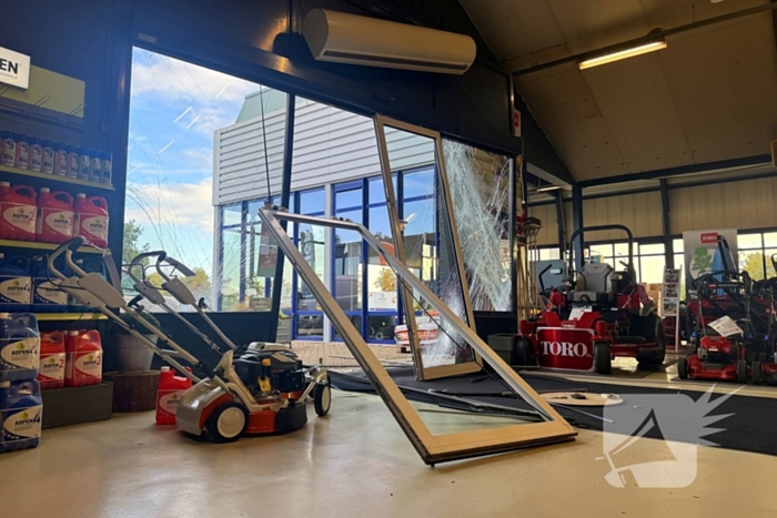 Ramkraak veroorzaakt schade aan winkel