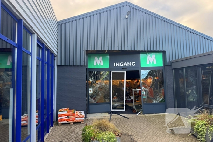 Ramkraak veroorzaakt schade aan winkel