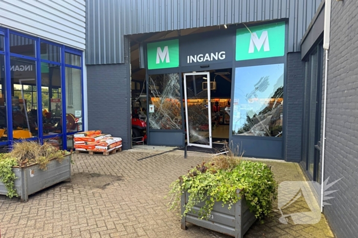 Ramkraak veroorzaakt schade aan winkel