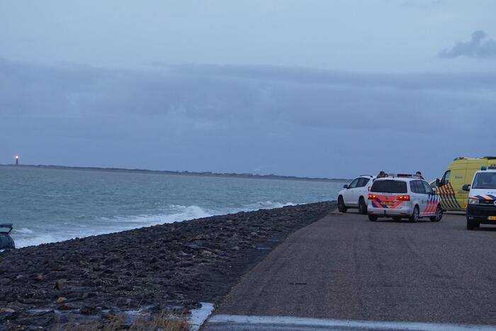 Auto rijdt van Brouwersdam het water in