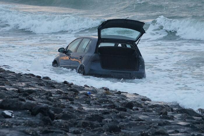 Auto rijdt van Brouwersdam het water in