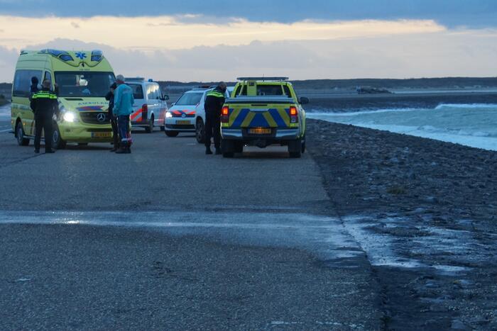 Auto rijdt van Brouwersdam het water in