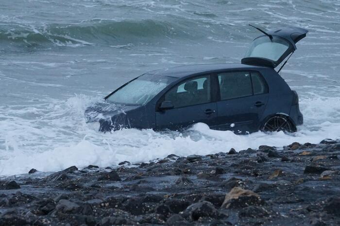 Auto rijdt van Brouwersdam het water in
