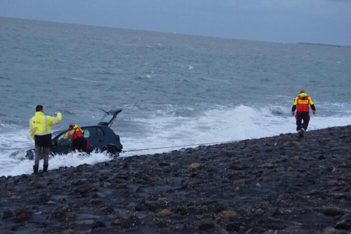 Auto rijdt van Brouwersdam het water in
