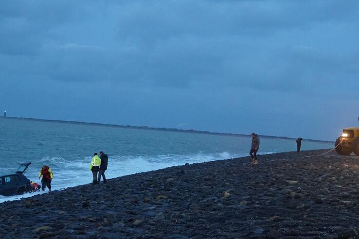 Auto rijdt van Brouwersdam het water in