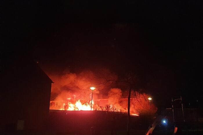 Meerdere schuren vliegen in brand
