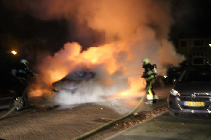 Geparkeerde auto brandt volledig uit