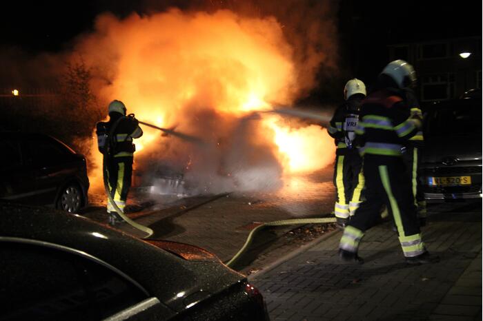 Geparkeerde auto brandt volledig uit