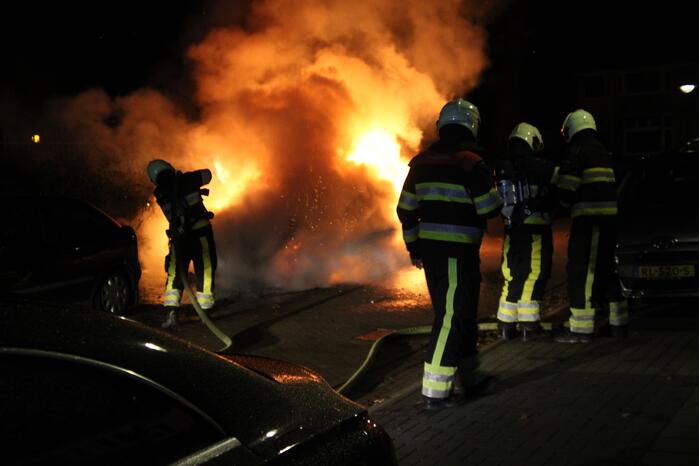 Geparkeerde auto brandt volledig uit