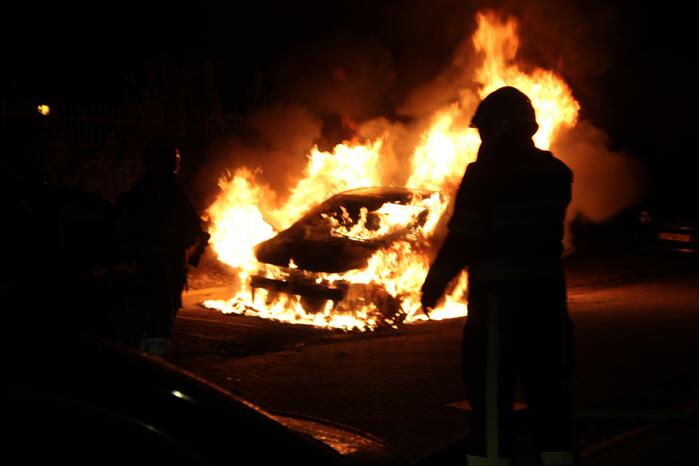 Geparkeerde auto brandt volledig uit