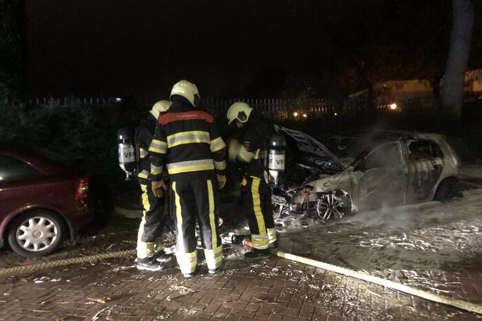 Geparkeerde auto brandt volledig uit