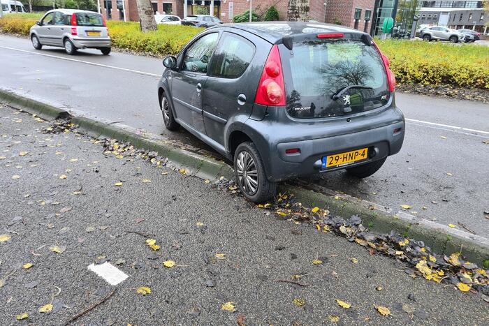 Bestuurster verliest macht over het stuur