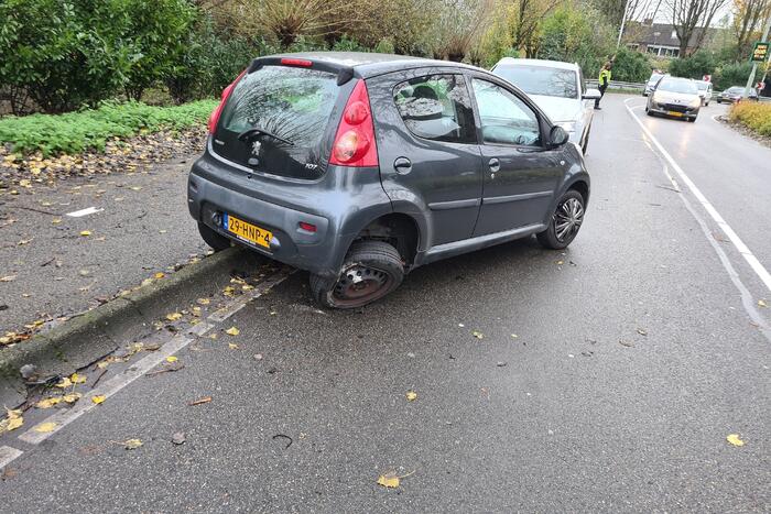 Bestuurster verliest macht over het stuur