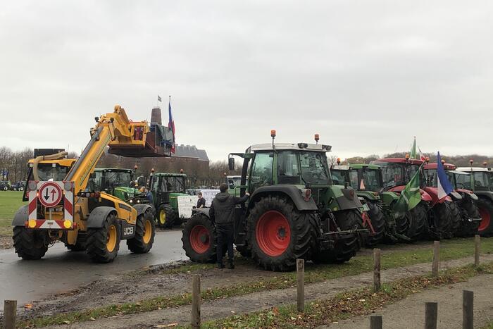Boeren rijden met tractoren zonder toestemming Malieveld op