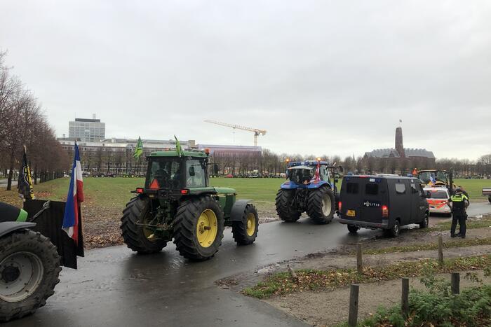 Boeren rijden met tractoren zonder toestemming Malieveld op