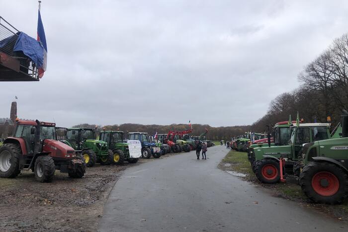 Boeren rijden met tractoren zonder toestemming Malieveld op
